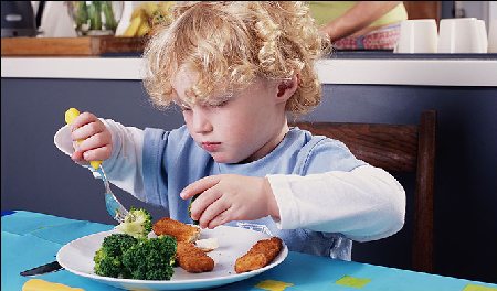 alimentazione dei bambini. il pesce