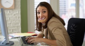 Donna mangia al pc