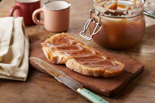 marmellata di castagne spalmata su una fetta di pane