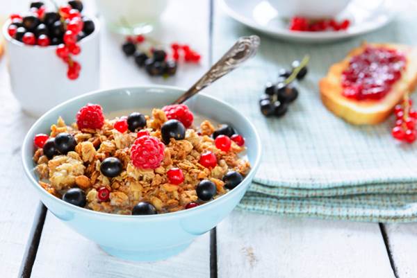 cereali e frutta per colazione