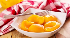 pesche fresche o sciroppate