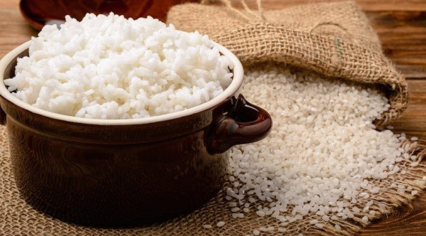 riso bianco in contenitore ceramica