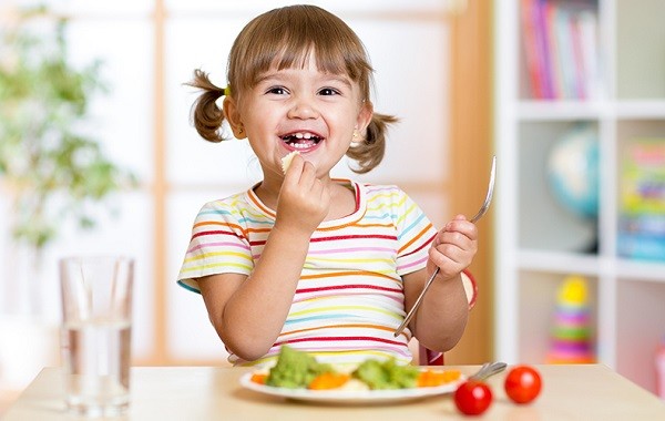 bambina che mangia verdure